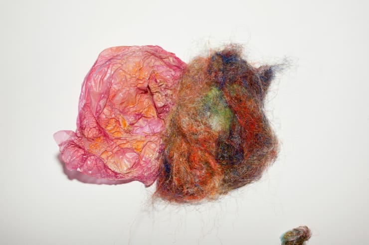Tilfelli, 2014 gervihár, plast, úðalakk Nonsicle, 2014 synthetic hair, plastic, spray paint ca. 20 x 26 HRA0065