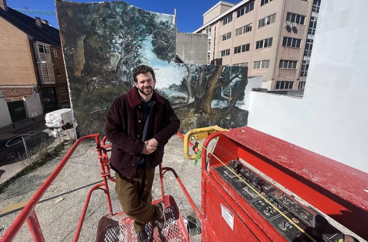 Fer Francés, impulsor de la macrogalería VETA, ante el mural de Santiago Ydáñez. REPORTAJE GRÁFICO: JAVIER BARBANCHO