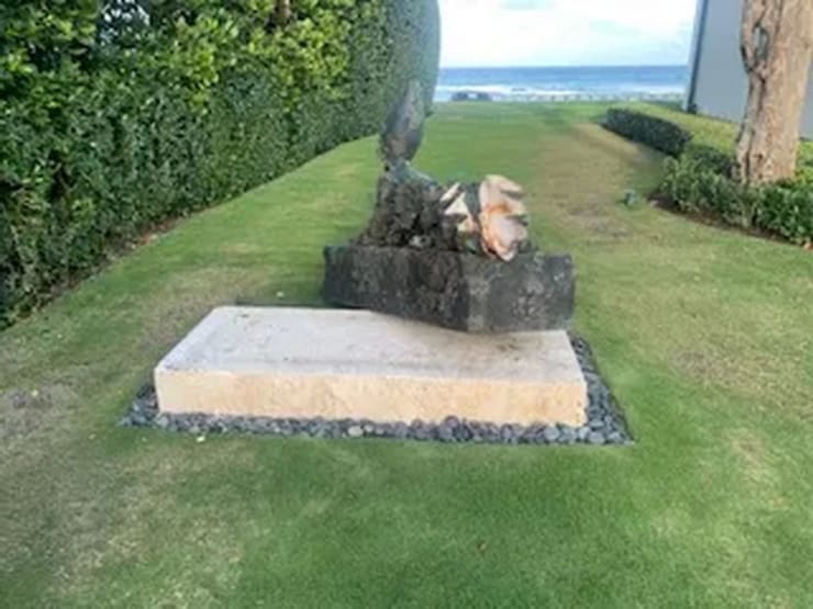Damien Hirst's Sphinx sculpture hit by Rolls Royce, 2023 Photo courtesy of Palm Beach Police.