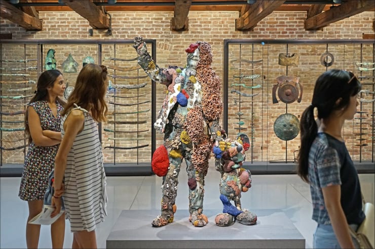 Damien Hirst at the Punta della Dogana (François Pinault Foundation, Venice) The collector with friend, Bronze Installation presented at the "Punta della Dogana" (Venice) as part of the exhibition entitled "Treasures from the wreck of the unbelievable" curated by Damien Hirst. Photo: "Damien Hirst à la Punta della Dogana (Fondation François Pinault, Venise)" by dalbera is licensed under CC BY 2.0. June 21, 2017