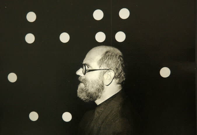 Chuck Close in front of Donald Sultan’s Domino. photo by Walter Weissman