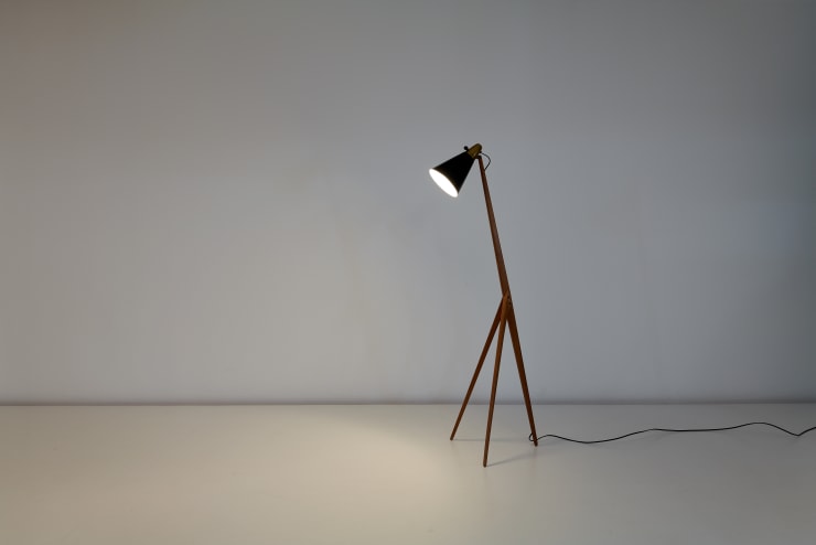 Uno & Osten Kristiansson 'Giraffe' Floor Lamp, 1957 Oak, brass & aluminium Edited by Luxus. Diagonal view light on