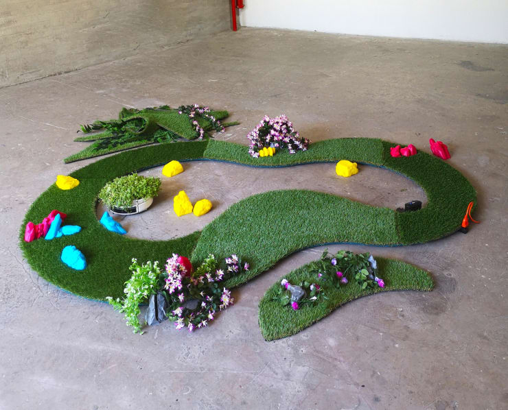 ALFREDO DA VENEZIA Rolling Stone, 2021 Escultura Cinética / Impresión 3D PLA, robot aspirador, hierba y madera. 320 x 210 x 20 cm