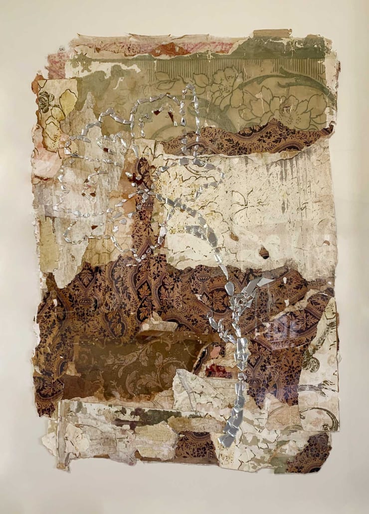 VIRGINIA GUILISASTI Emblema / flor, 2019 Restos de papel mural encontrados con incrustación de espejos rotos 76 x 96 cm