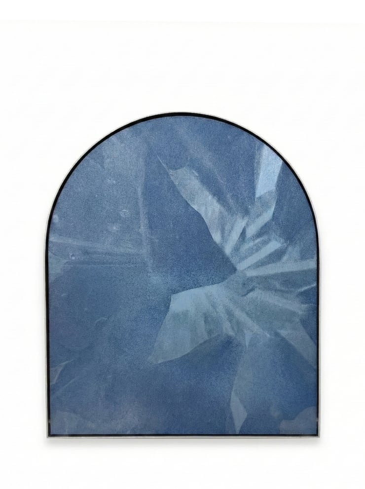 陈萧伊，To Blossom Blue-20，蚀刻锌版和油墨，36 × 30 cm，2025，独版 Chen Xiaoyi, To Blossom Blue-20, Etched zinc plate with oil ink, 36 × 30 cm, 2025, Unique