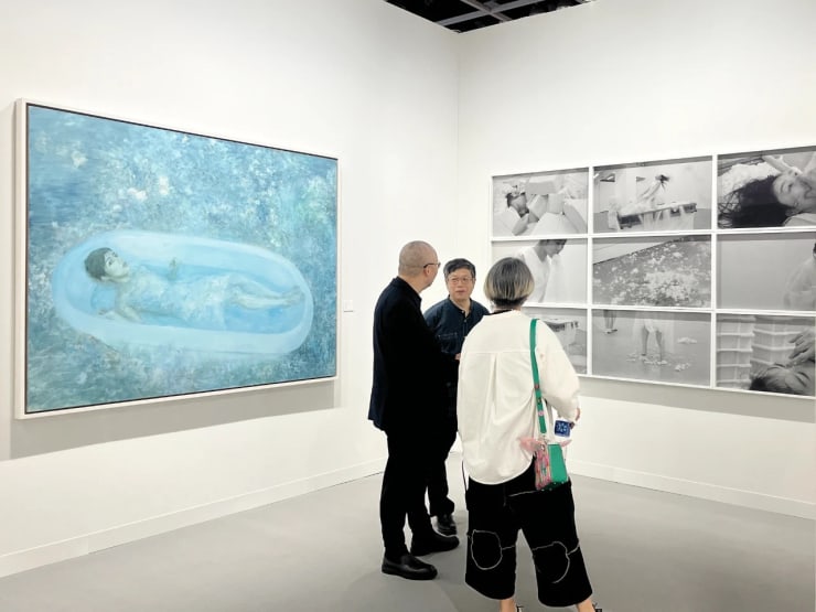 (L) He Duoling, Ophelia, Oil on canvas, 150 × 200 cm, 2009 (左) 何多苓，俄菲利亚，布面油画，150 × 200 cm，2009 (R) Chen Qiulin, Drown – Performance Photography, Hahnemühle cotton photo art paper, inkjet print, 50.5 × 90 cm × 9, W/fr：52.5 × 92.5 cm × 9, 2021 (右) 陈秋林，溺 – 行为表演摄影，哈内姆勒摄影纯棉美术纸、艺术微喷，50.5 × 90 cm × 9，含框：52.5 × 92.5 cm × 9，2021