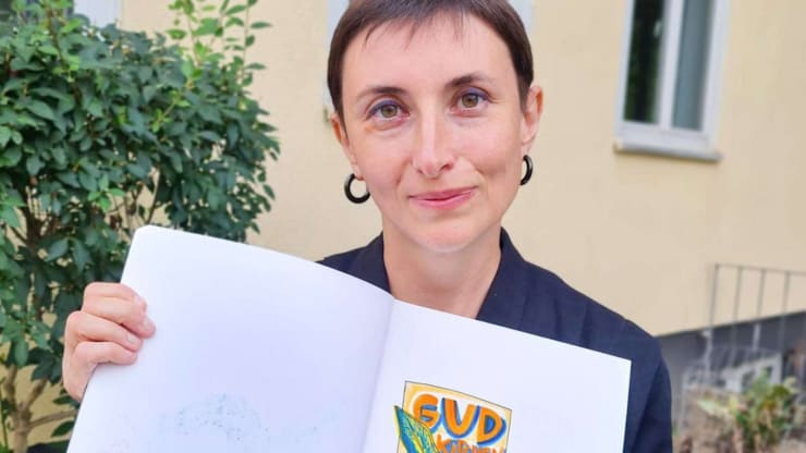 Victoria Lomasko showing one of her harvests at documenta 15. © Leonie Krzistetzko