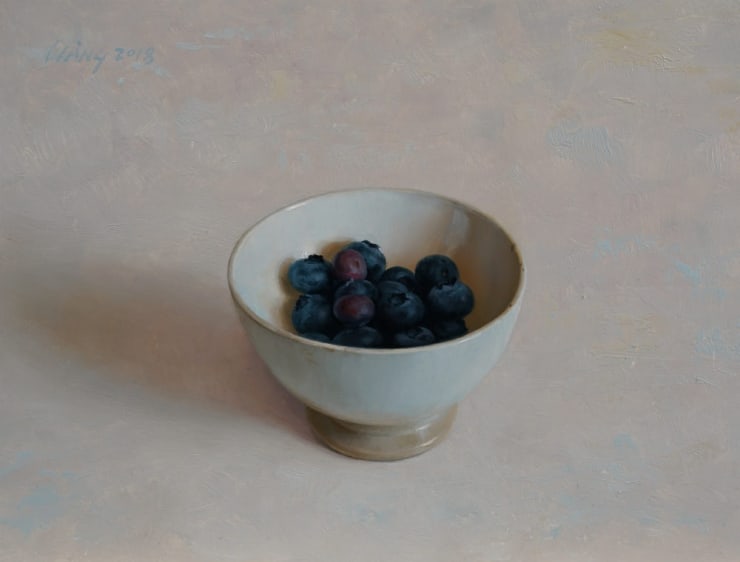Qiangli Liang - Een kom met blauwe bessen - 2018 - olieverf op doek - 18 x 24 cm