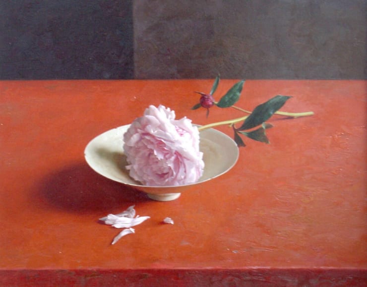 Qiangli Liang - Rode pioenroos in kom - 2017 - olieverf op paneel - 40 x 50 cm