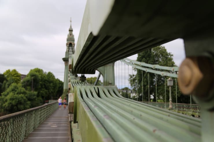 Behind the Scenes of Henjo.tv video featuring Gerard Byrne painting plein air Hammersmith Bridge, Pintar Rapido London 2016