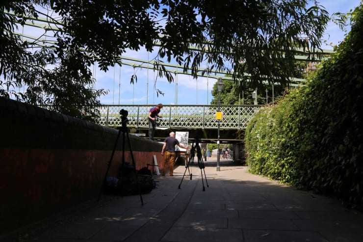 Behind the Scenes of Henjo.tv video featuring Gerard Byrne painting plein air Hammersmith Bridge, Pintar Rapido London 2016