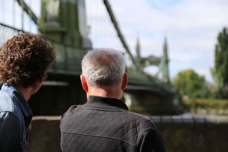 Behind the Scenes of Henjo.tv video featuring Gerard Byrne painting plein air Hammersmith Bridge, Pintar Rapido London 2016