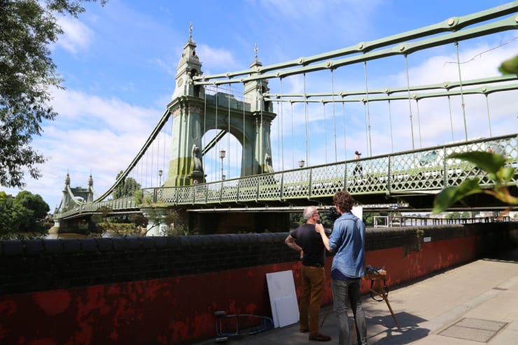 Behind the Scenes of Henjo.tv video featuring Gerard Byrne painting plein air Hammersmith Bridge, Pintar Rapido London 2016