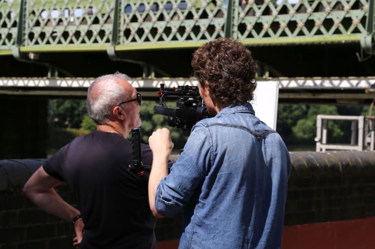 Behind the Scenes of Henjo.tv video featuring Gerard Byrne painting plein air Hammersmith Bridge, Pintar Rapido London 2016