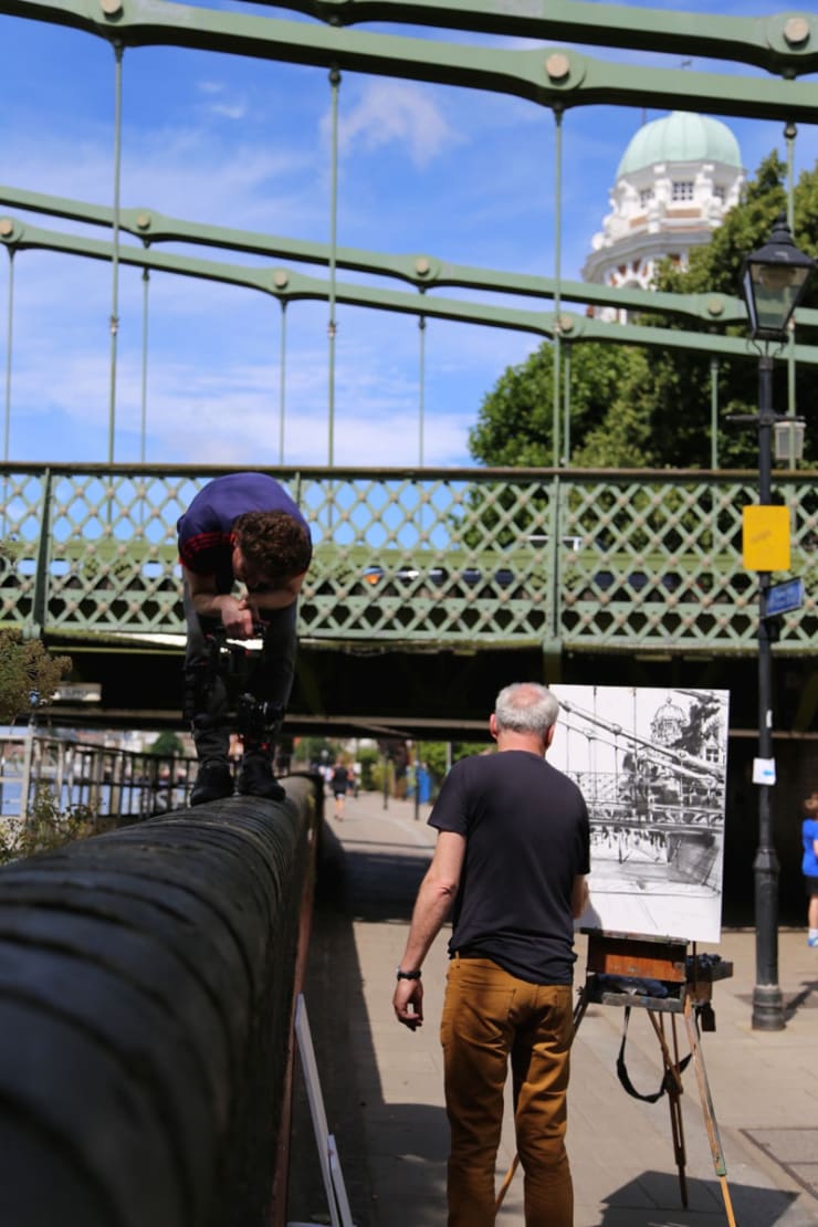 Behind the Scenes of Henjo.tv video featuring Gerard Byrne painting plein air Hammersmith Bridge, Pintar Rapido London 2016