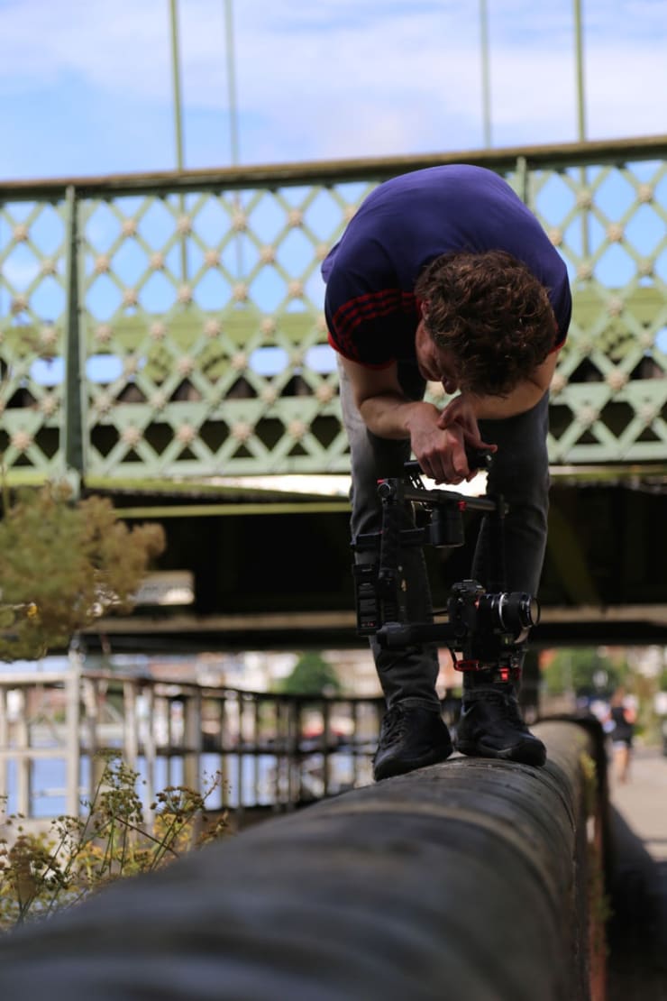 Behind the Scenes of Henjo.tv video featuring Gerard Byrne painting plein air Hammersmith Bridge, Pintar Rapido London 2016