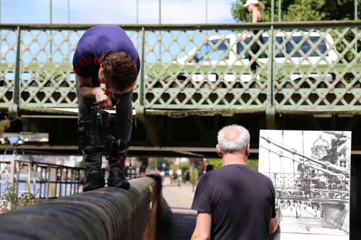 Behind the Scenes of Henjo.tv video featuring Gerard Byrne painting plein air Hammersmith Bridge, Pintar Rapido London 2016