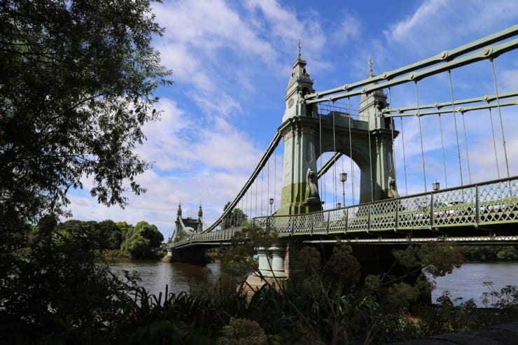 Behind the Scenes of Henjo.tv video featuring Gerard Byrne painting plein air Hammersmith Bridge, Pintar Rapido London 2016