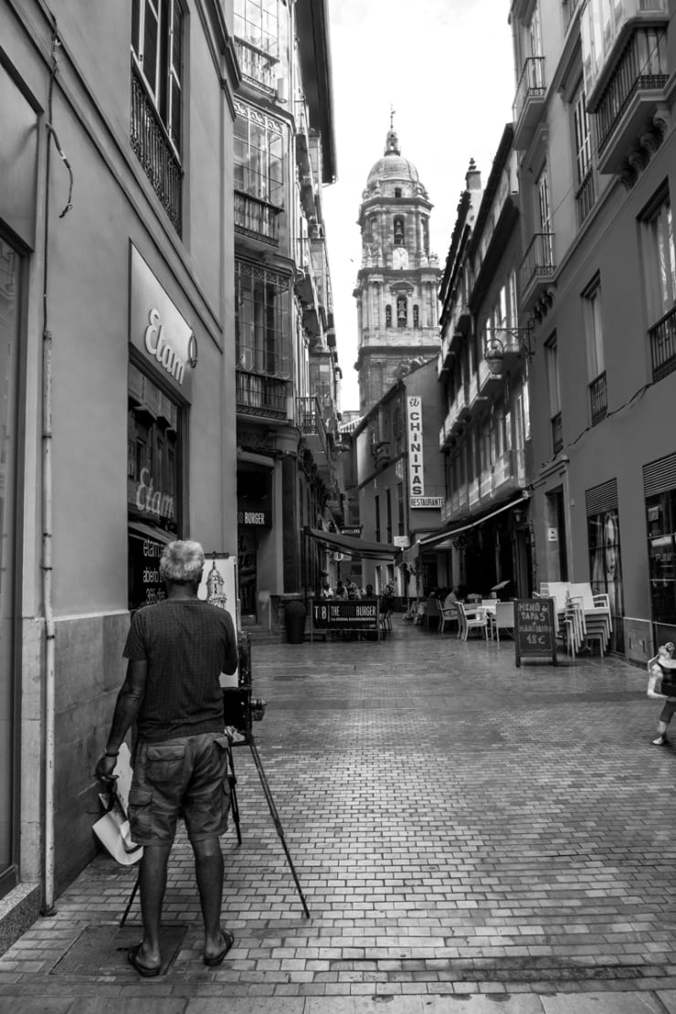 Gerard Byrne sketching plein air cityscape of Malaga, Spain, photo credit Hans-Juergen Sommer