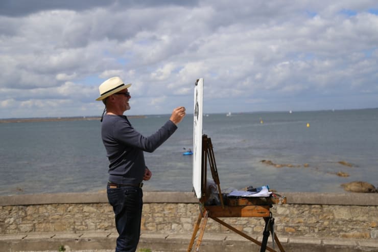 Gerard Byrne painting plein air 'Sandycove Bay', photo Colm Murphy