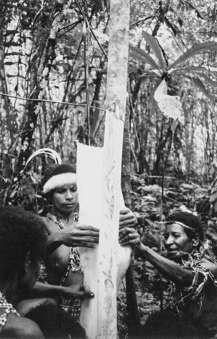 Ömie A group exhibition of 17 artists working on nioge (barkcloth).