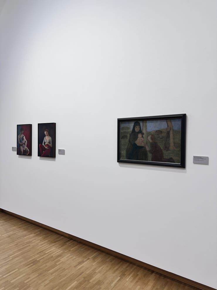 Left: Katerina Belkina Duo, 2015 The Sinner, 2014 Right: Paula Moersohn-Becker Anbetung, Figurengruppe mit sitzender Bäuerin und Säugling, 1902