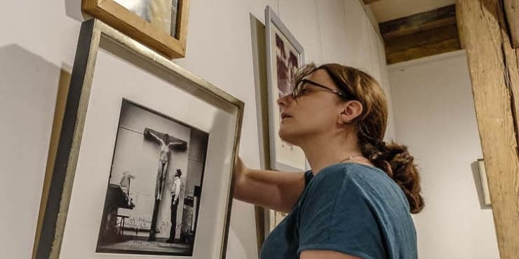 Unmittelbar nach dem Abbau der Barlach-Kollwitz-Ausstellung hat im Schloss bei der Stiftung Christliche Kunst Wittenberg der Aufbau der neuen Herbstausstellung - im Bild die Kunsthistorikerin Ulrike Brinkmann - begonnen. Foto: Klitzsch