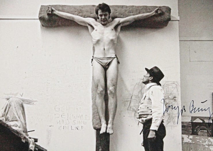 Fotografie von B. Jansen, von Joseph Beuys (1921–1986) beschriftet, gestempelt und signiert, 1969. Foto: Wolfgang Gorsboth