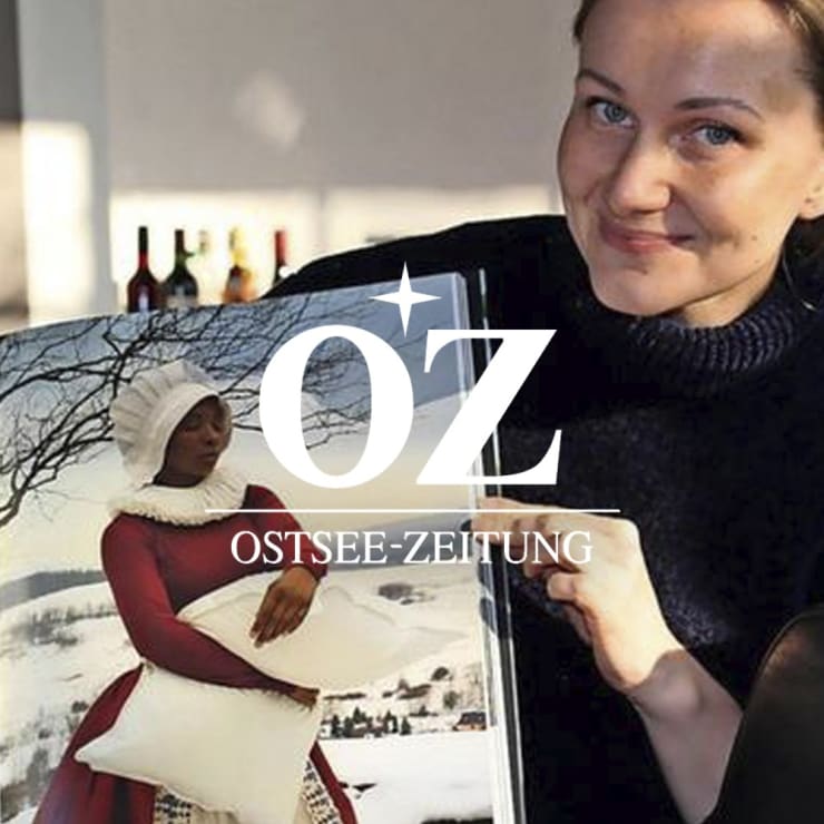 Eugenia Freese, museumspädagogische Leiterin des Till-Richter-Museums, zeigt Fotografien von Katerina Belkina zum Thema Frau Holle. Quelle: Tom Schröter