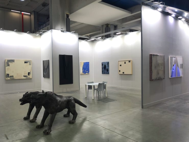 Veduta dello stand con opere di Liu Ruowang.