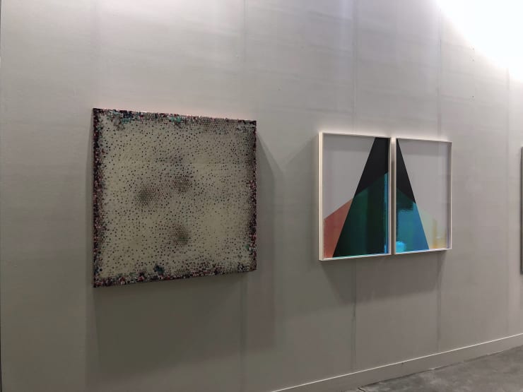 Veduta dello stand con opere di Robert Pan e Matteo Negri.
