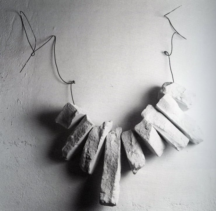 A collana, 1985, gesso e filo inox, cm 100x100x21