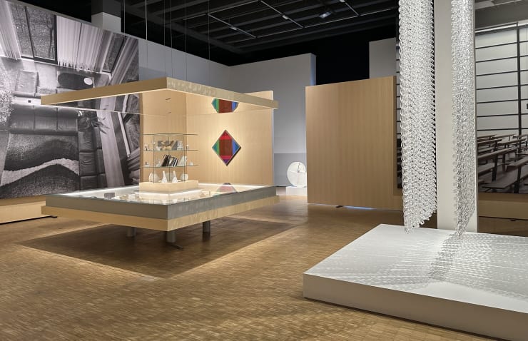 Veduta della mostra presso Triennale Milano. Sulla parete di sinistra è visibile l'opera di Piero Dorazio, Smagliante, 1982.