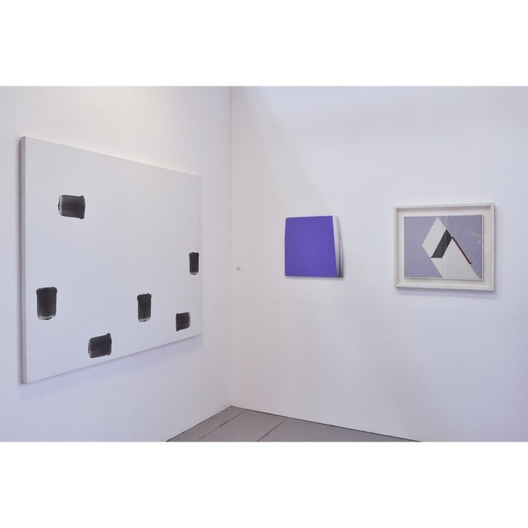 Veduta dello stand con opere di Lee Ufan, Giuliano Barbanti, Leonardo Genovese e Arturo Bonfanti