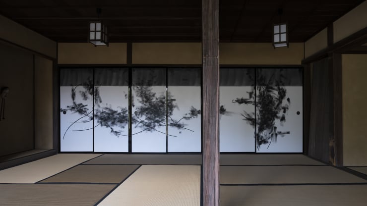 Kuroshio / Black Tide, 2024, 169,5 x 69 cm x 4 schermi + 169,5 x 92,5 cm x 2 schermi, inchiostro di china e acrilico su tela, montato foto: Ruriko Kusanagi