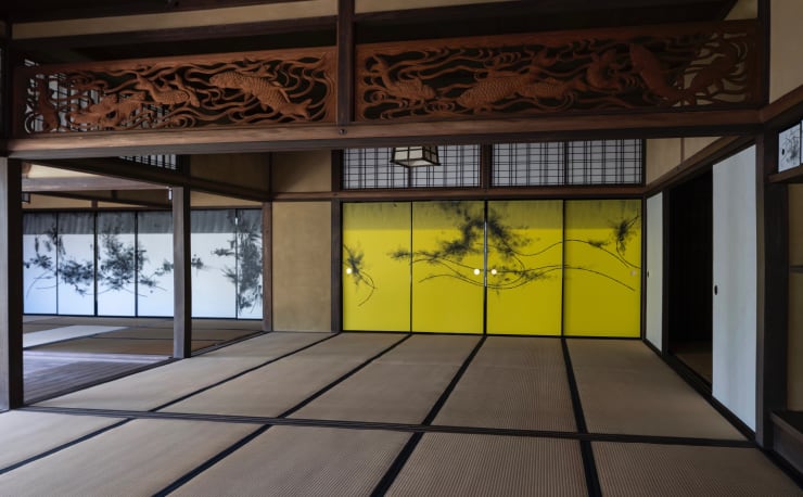 a destra: Oimatsu / Ryu, 2019, 169,5 x 92,5 cm x 4 schermi, inchiostro india e acrilico su tela, montato a sinistra: Kuroshio / Black Tide, 2024, 169,5 x 69 cm x 4 schermi + 169,5 x 92,5 cm x 2 schermi, montato foto: Ruriko Kusanagi