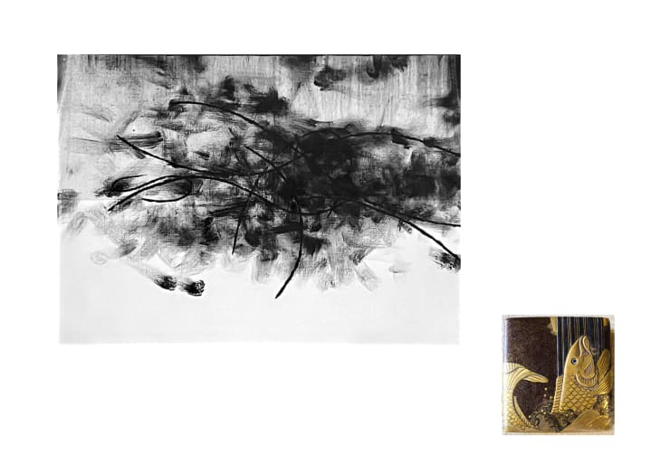 a sinistra: Koji Yamamoto, KUROSHIO, 2024, 72 x 100cm, inchiostro India ink e acrilico su tela a destra: Korin Ogata, Scatola per la scrittura / Carpa che risale le cascate, 1658-1716, oro e vernice