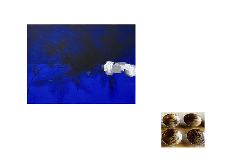 a sinistra: Another Nature (blue), 2024, 33,3 x 45,5 cm, inchiostro India e acrilico su tela a destra: Tazze per il Sakè, Quattro stagioni, periodo Edo (1603-1868), oro e vernice