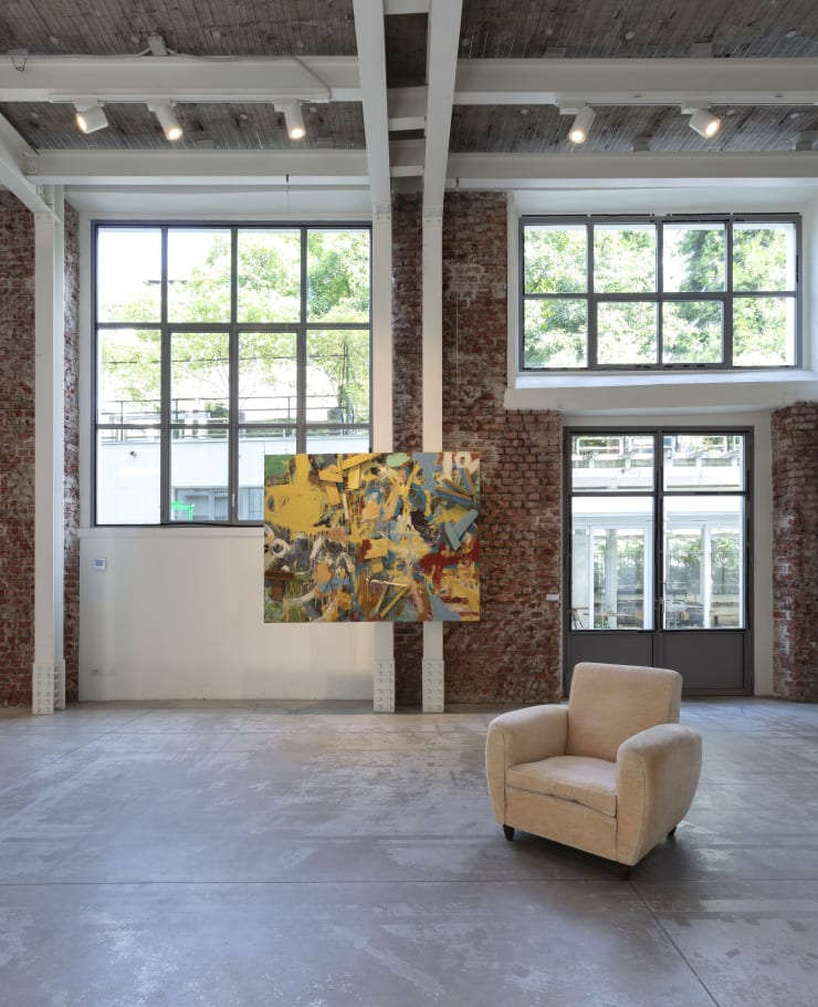 Veduta dell'installazione a Casa degli Artisti con l'opera di Goodwin Don't be, 1992, olio e legno su tela, 153x195 cm. Fotografia di Antonio Maniscalco.
