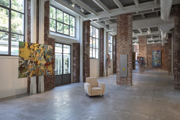 Veduta dell'installazione a Casa degli Artisti con l'opera di Goodwin Don't be, 1992, olio e legno su tela, 153x195 cm. Fotografia di Antonio Maniscalco.