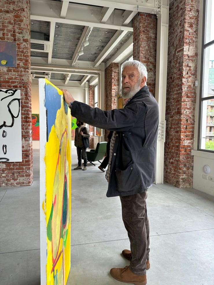 Paul Goodwin all'interno della mostra.