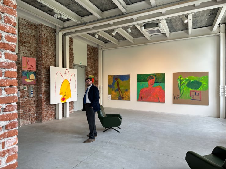 Alessandro Bonfanti all'interno della mostra.