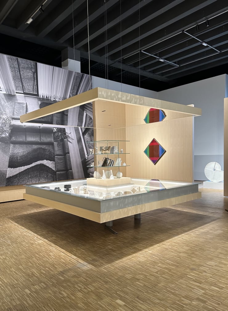 Veduta dell'installazione con l'opera di Max Bill Transcoloration aus braun, 1972-75.