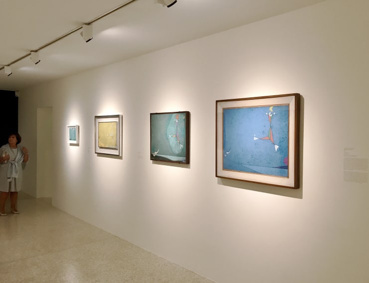 Veduta dell'installazione della mostra, con l'opera Angelo di Santa Rosa