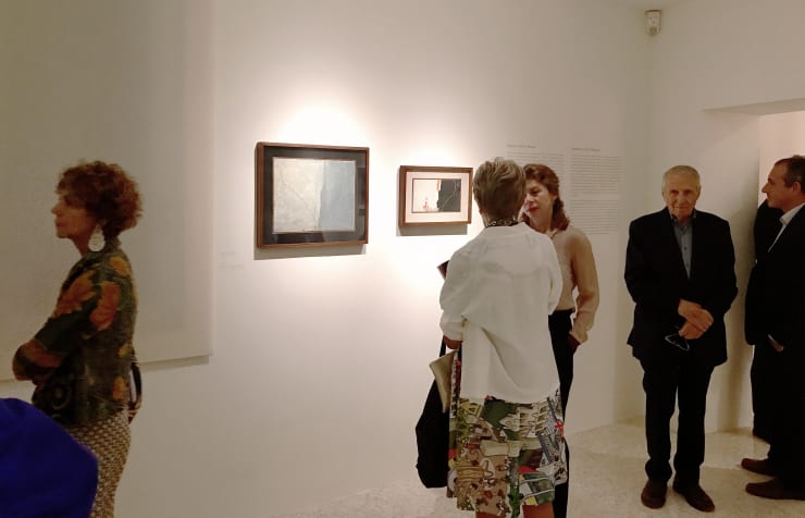 Veduta dell'installazione della mostra, con l'opera Memorie d'oltre tomba.