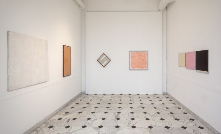 Veduta dell'installazione con l'opera di Alviani.