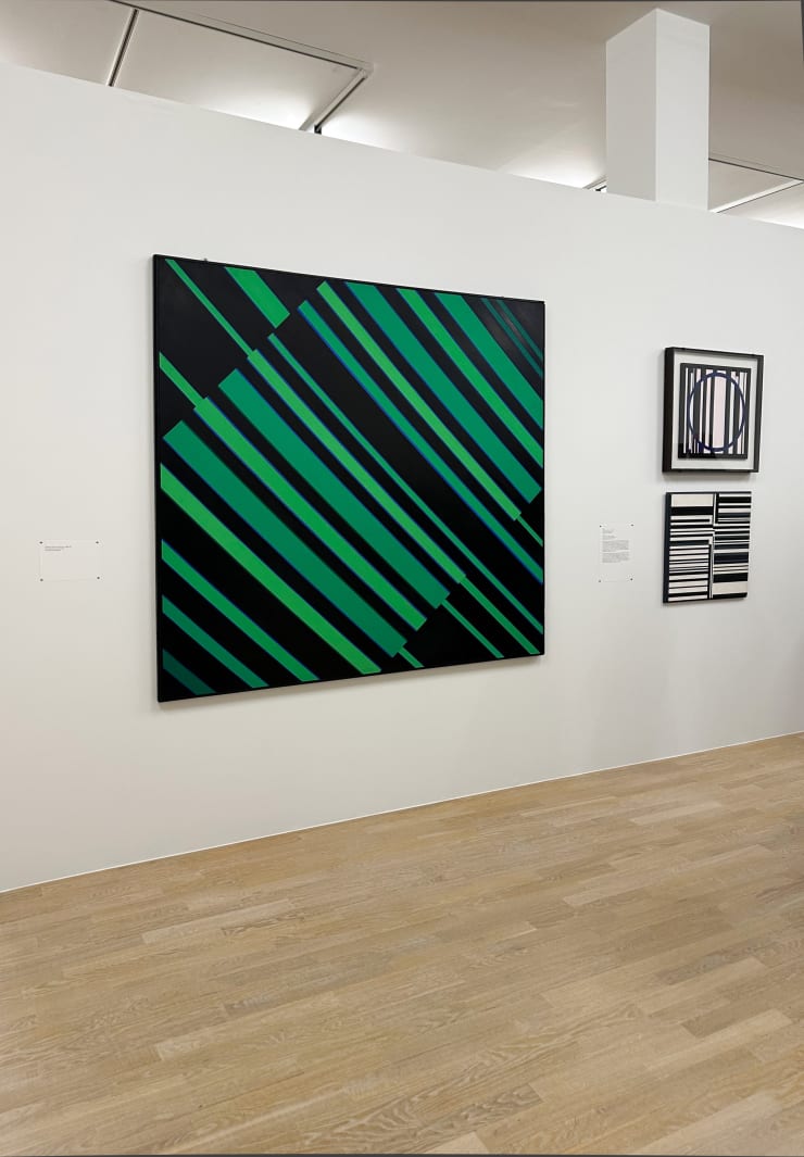 Veduta della mostra con l'opera Schwarz-Grünes Kontinuum, 1966, e Reihe un Kreis ET II, prestito di Lorenzelli Arte.