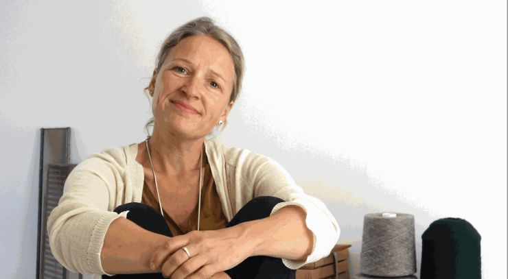 Artist Feature: Marianne Kemp, For English subtitles, please click the 'play' arrow, then click the 'CC' box for Closed Captioning...