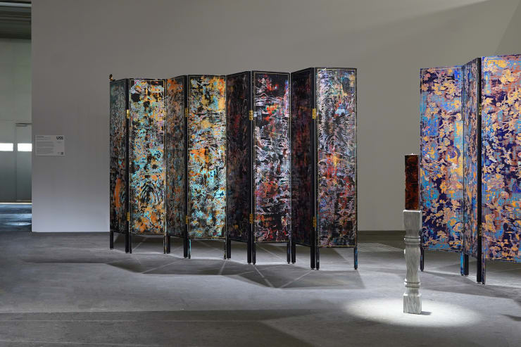 Su Meng-Hung’s large-scale folding screen installation Desolate Landscape on the Golden Screens in the Unlimited sector of Art Basel in Basel, 2025, Basel, Switzerland. © Tina Keng Gallery 蘇孟鴻作品《殘山剩水鬧金屏》於瑞士巴塞爾藝術展「意象無限」（Unlimited）展區展場照，2025，巴塞爾，瑞士。© 耿畫廊