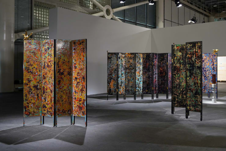 Su Meng-Hung’s large-scale folding screen installation Desolate Landscape on the Golden Screens in the Unlimited sector of Art Basel in Basel, 2025, Basel, Switzerland. © Tina Keng Gallery 蘇孟鴻作品《殘山剩水鬧金屏》於瑞士巴塞爾藝術展「意象無限」（Unlimited）展區展場照，2025，巴塞爾，瑞士。© 耿畫廊